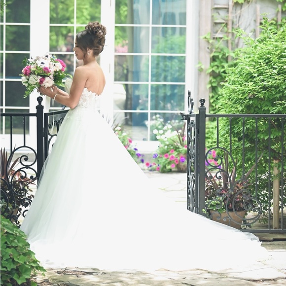 Dress is stuffing. I added cups and ribs to the dress. I have veil also. - Picture 2 of 5